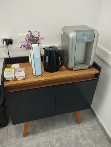 Cantinho de café e água da clínica